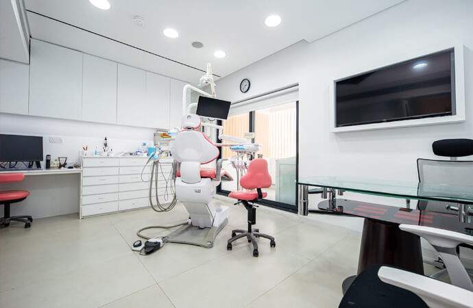 Cosmedent Medical Center Dubai – Dental Treatment Room with Modern Equipment