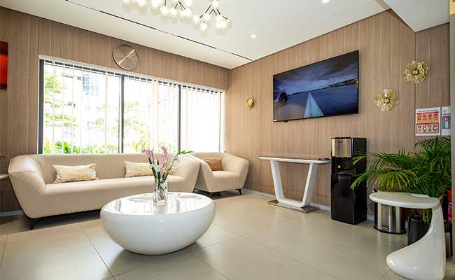 Cosmedent Medical Center Dubai – Modern Waiting Area with Natural Light